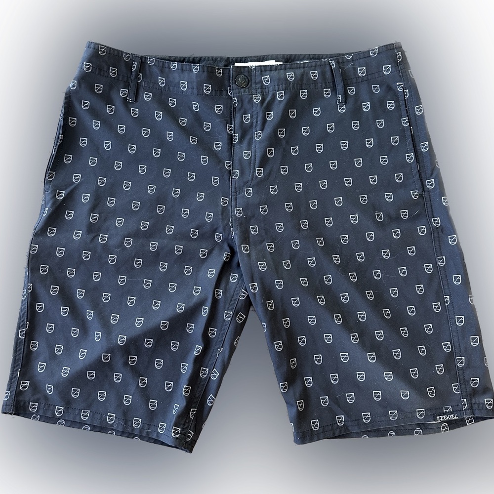 Men’s 34 Black Versa, boardshorts Ezekiel. Belt loops, shield pattern, pockets.